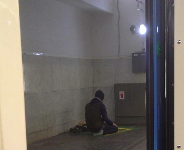 Когда очень хочется, а ты в метро...