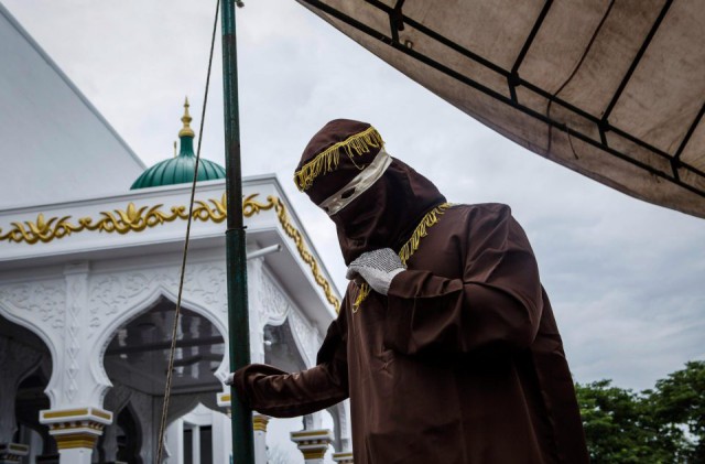 Пару геев публично избили палками в Индонезии