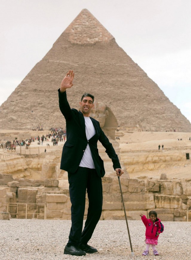 Самый высокий в мире мужчина и самая маленькая в мире женщина встретились у египетских пирамид