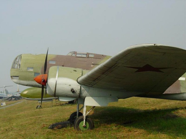 Подъем поисковиками советского самолета ДБ-3 из болота