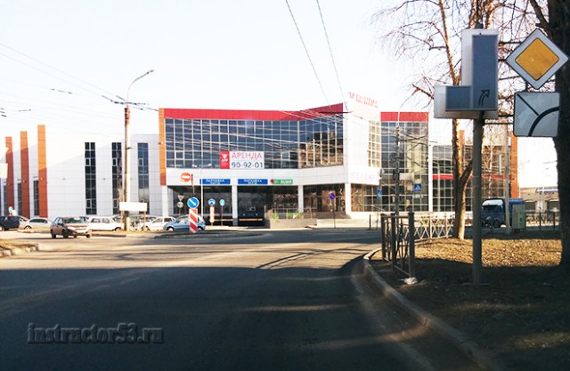 Кто уступает?