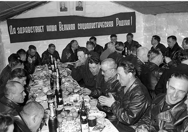 Новогодний продуктовый набор Героя Советского Союза в СССР