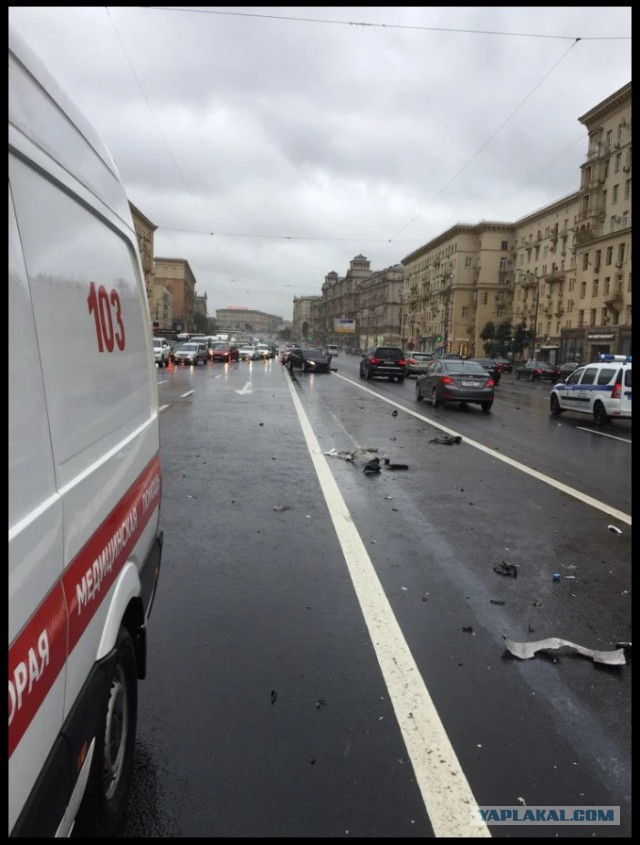 Регистратор снял столкновение автомобилей на Кутузовском проспекте