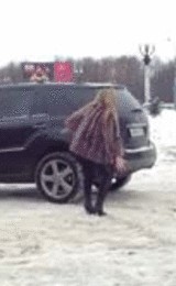 У блондинок тоже есть пистолет