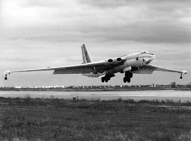 Стратегический реактивный бомбардировщик М-4 «Бизон»-первая серийная машина Мясищева