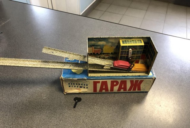 Чёрный или красный придёт быстрее к финишу?
