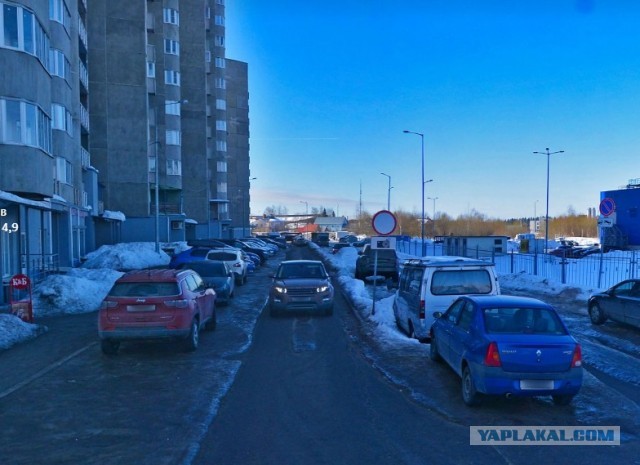 Две дамы не смогли определиться кто кого должен пропустить в узком проезде.
