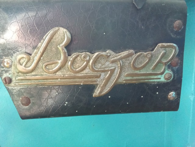 Может, кто знает, откуда этот шильдик?