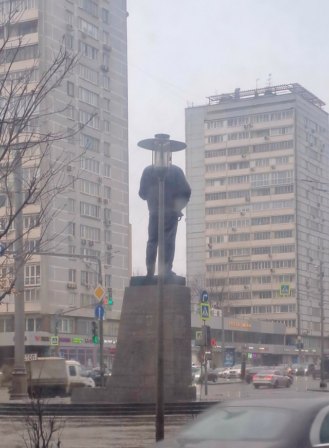 - В "Пятёрочку" заскочим?