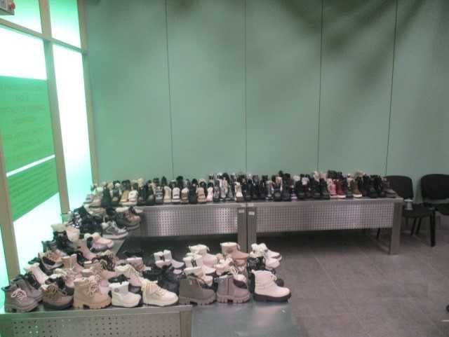 Таможенники задержали в аэропорту Екатеринбурга китайца, который пытался ввезти в Россию 190 ботинок на правую ногу