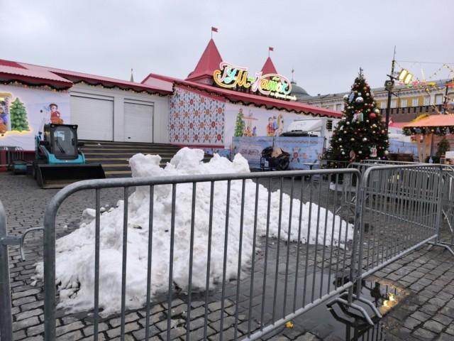 Снег в Москву начали завозить грузовиками из регионов.