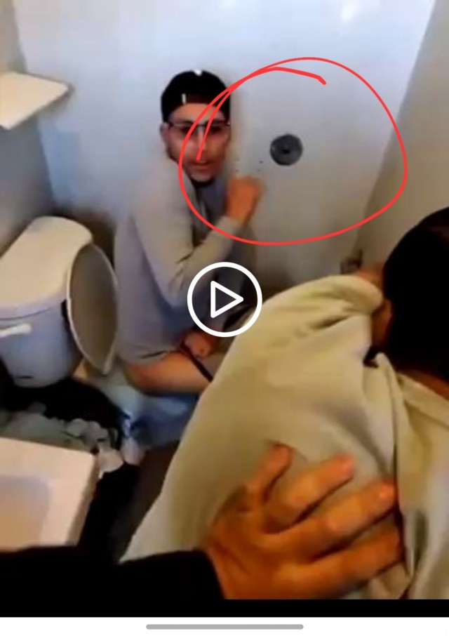 Видео-напоминание: не забывайте запирать дверь в общественных туалетах