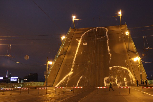 История возникновения граффити на мосту в Питере