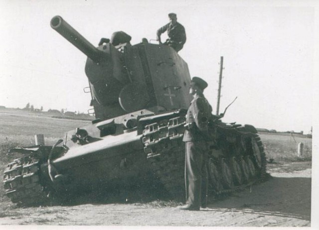 «Тяжелый штурмовой танк КВ-2»