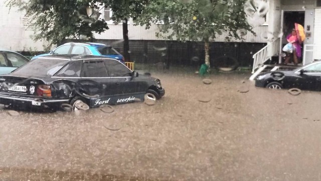 «Не еду, а плыву»: в Москве выпало больше месячной нормы осадков