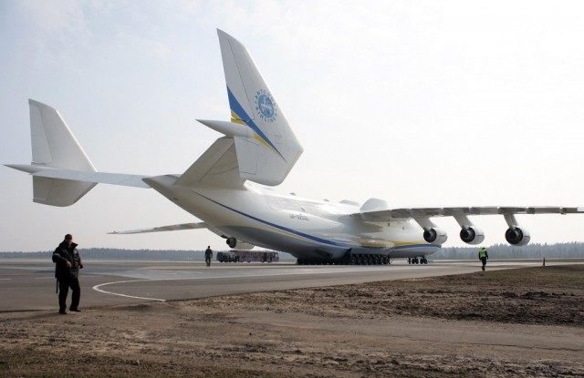 Двигатель гигантского самолёта Ан-225 горит в аэропорту Лейпцига