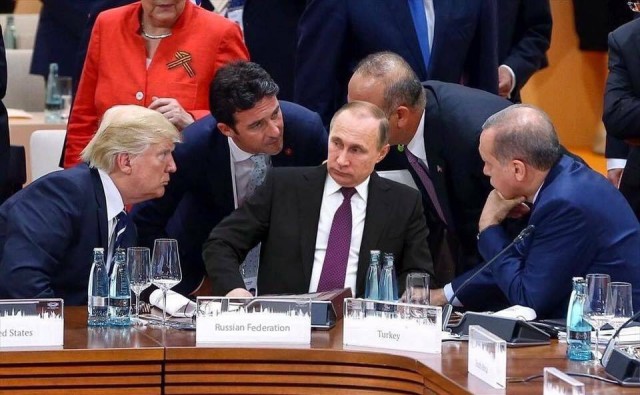 Трамп возвращает улетевшую фуражку солдата