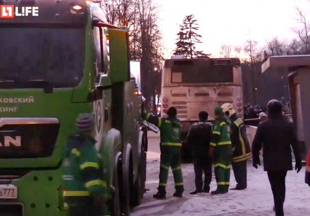 Автобус протаранил группу людей на Славянском бульваре в Москве