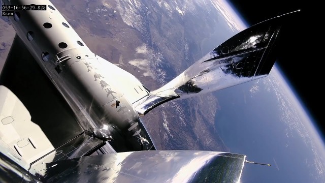 В космос отправился первый пассажир Virgin Galactic