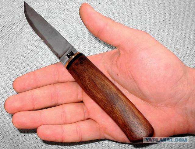 В торговом центре Петербурга посетителю пришлось ножом(!) отбиваться от толпы подростков.