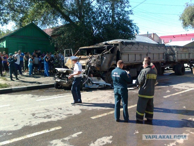Неуправляемая фура смяла четыре легковушки на трассе в Челябинской области