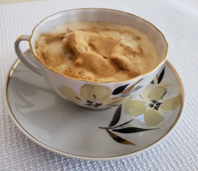 Кофе Дальгона и йогуртный торт.