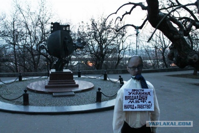 На памятник Екатерине II в Одессе нацепили колпак палача и веревочную петлю
