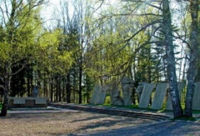 В Латвии уничтожили братское кладбище.