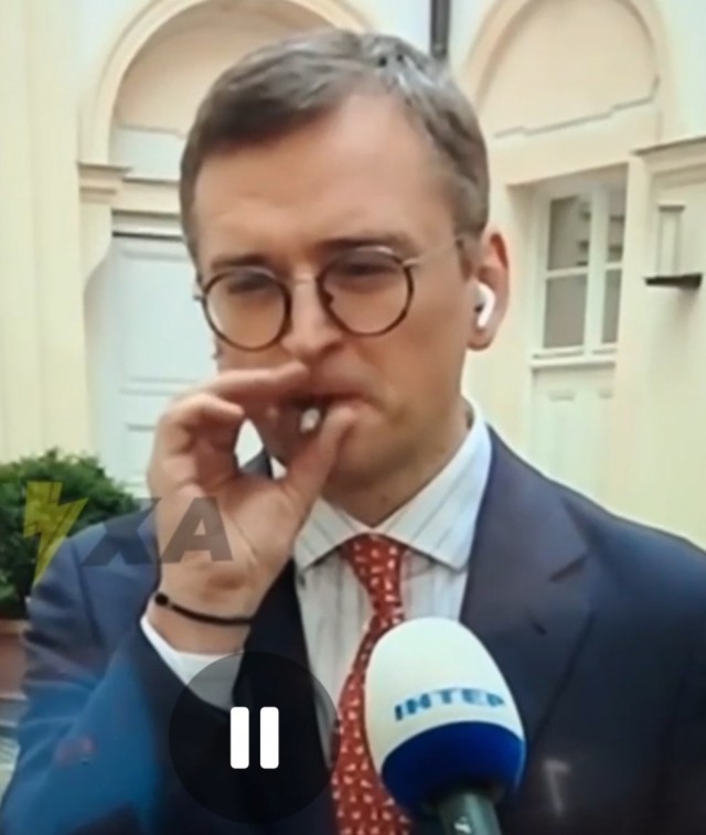 Военные ВС РФ водрузили российский флаг на крыше Авдеевского коксохимического завода. Триколор развернут над зданием ж/д вокзала