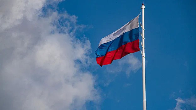 На территории посольства Украины в Москве вывесили российский флаг и Знамя Победы .
