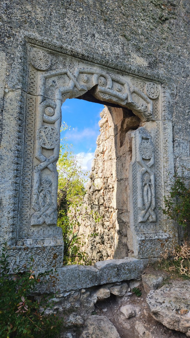 Крымское путешествие. Часть вторая. Пещерные города и ещё немножко скал