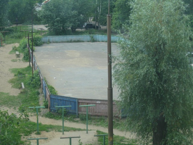 Запилили под окном для футбола полотно.