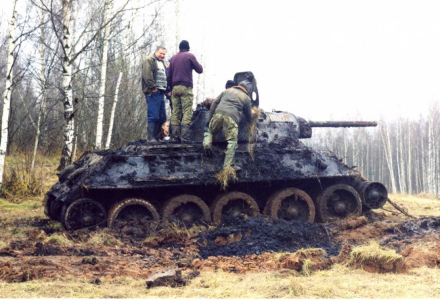 Подъём танка Т-34-76 из озера Жарки в 1998 году