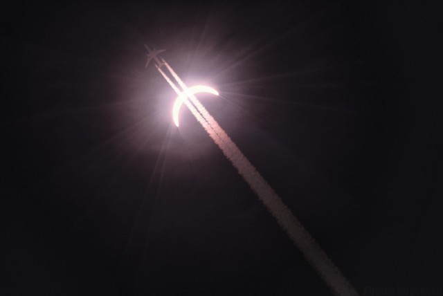 NASA показало МКС на фоне "великого солнечного затмение"