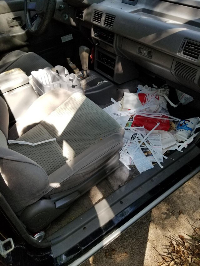 Это не притон бомжей, а комната геймера-стримера World of Warcraft