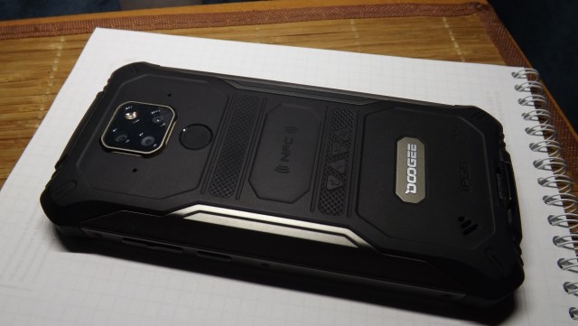 B2021 - прочный смартфон с батареей на 8000 мА*ч и NFC всего за $110