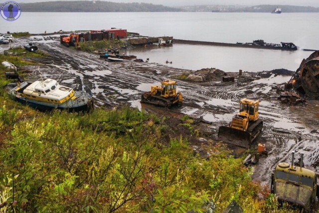 Когда-то здесь базировались крейсера Советско-Гаванской ВМБ, а теперь пилят подлодки