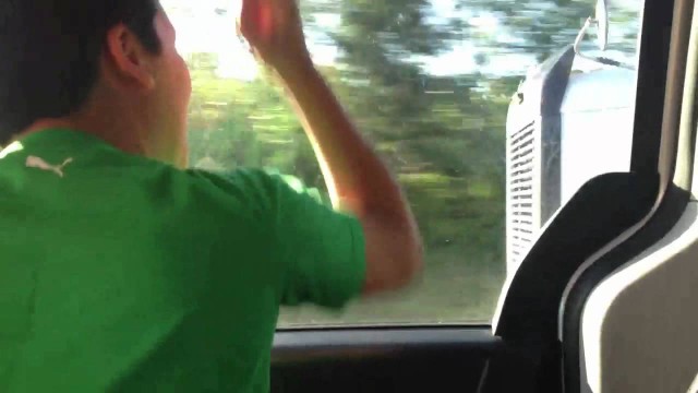 Мальчик поприветствовал, проезжающую пожарную машину. И вот что было дальше!