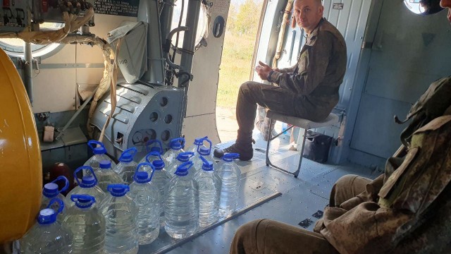 «Где-то 100 литров ушло». Священники с вертолёта окропили святой водой район в Калужской области