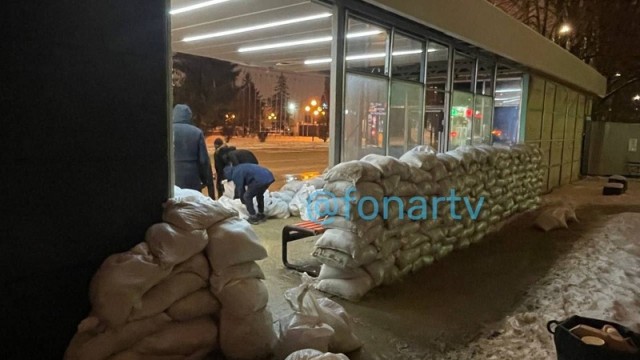 Автобусные остановки в Белгороде начали укреплять бетонными блоками и мешками с песком