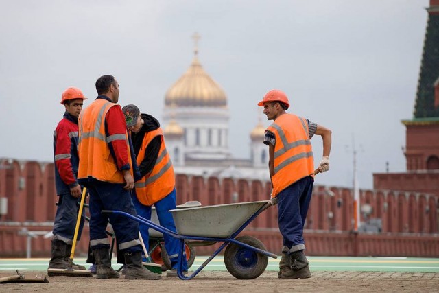 Трудовых мигрантов могут начать высылать из России, если они будут работать не по профилю
