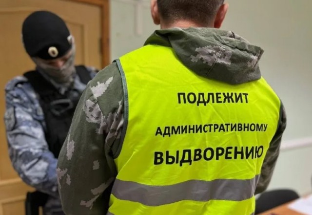 Водитель избил и выгнал школьницу из автобуса, заподозрив в том, что девочка не оплатила проезд