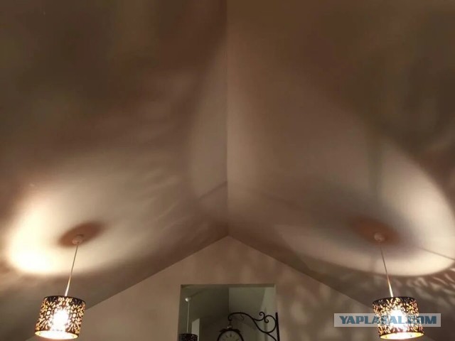 Кусочек бумажки в углу потолка делает чудеса