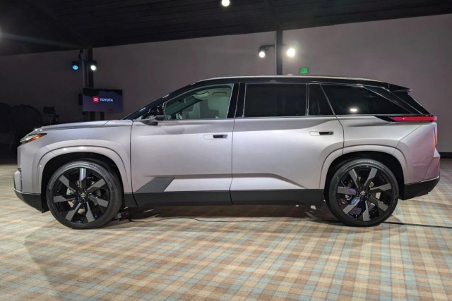 Представлен совершенно новый Toyota Highlander 2027 — теперь это электромобиль с запасом хода 500 км
