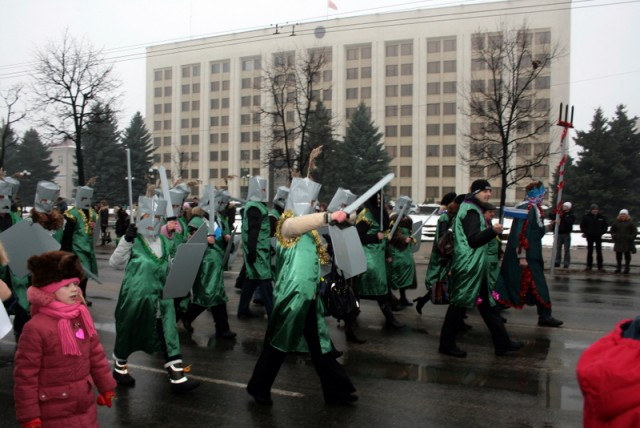 Парад Дедов Морозов в Могилеве (13 фото)