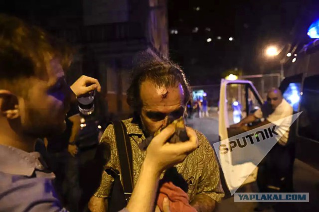 В центре Еревана начались столкновения демонстрантов с полицией