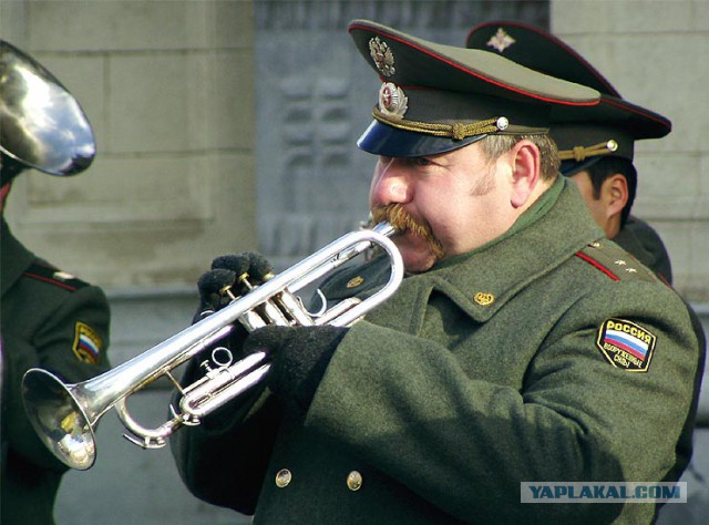 Военный оркестр, на то он и военный.