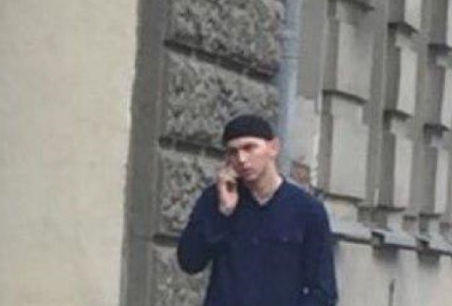 В Москве совершено нападение на сотрудника полиции. Неизвестный нанёс семь ножевых ранений и скрылся. Сейчас его ищут