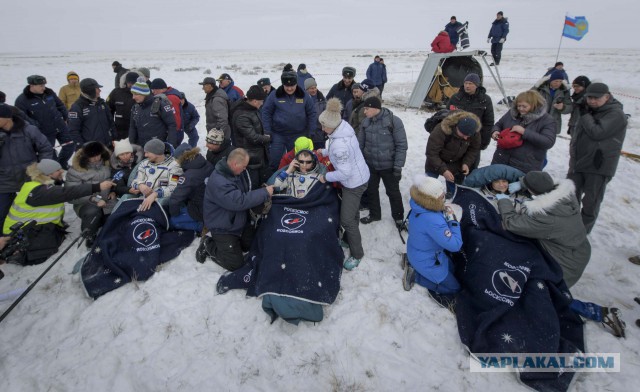 Спасатели эвакуировали членов экипажа «Союз МС-09» после приземления