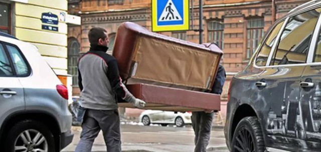 Москвич продал диван на "Авито", но не знал, что его папа спрятал в нём 175 000 рублей
